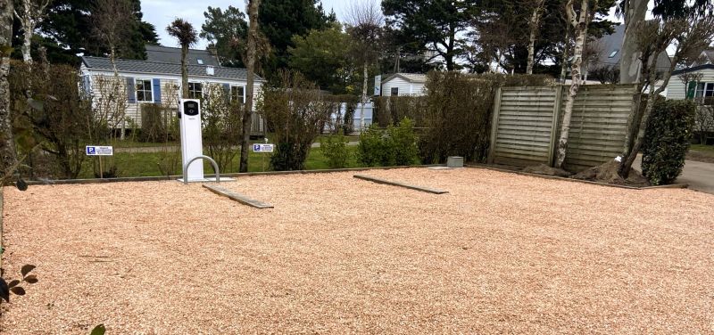 Charging station for electric vehicles